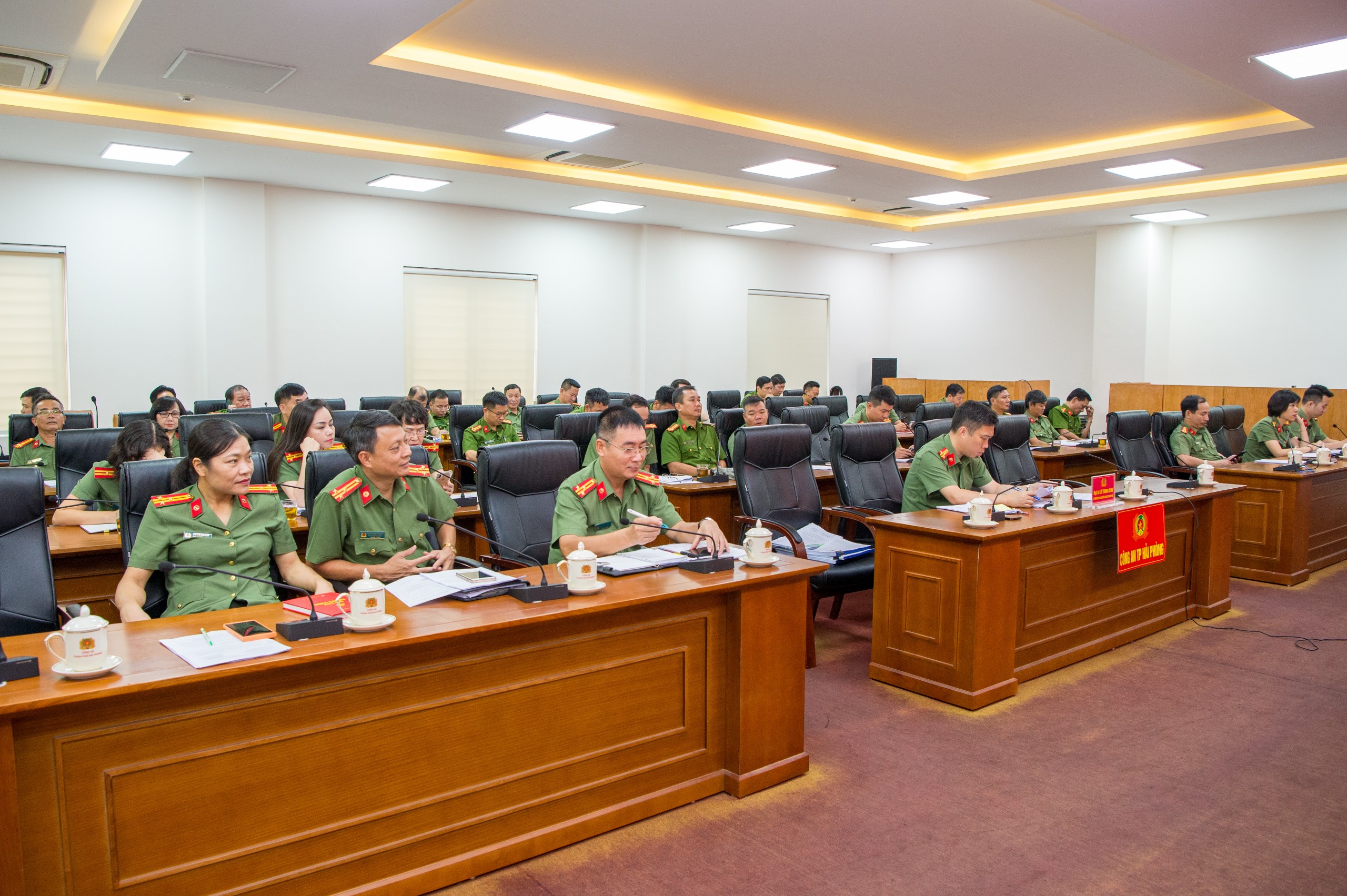 Tiếp tục thực hiện có hiệu quả hệ giá trị quốc gia, hệ giá trị văn hóa, hệ giá trị gia đình và chuẩn mực con người Việt Nam, gắn với thực hiện Nghị quyết số 12 của Bộ Chính trị